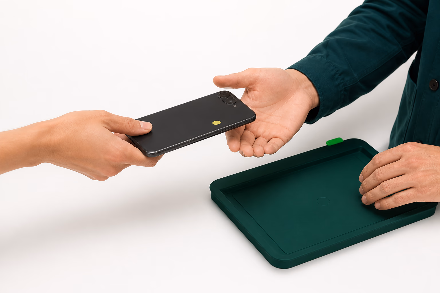 Un client remet son téléphone pour une reprise DBC.